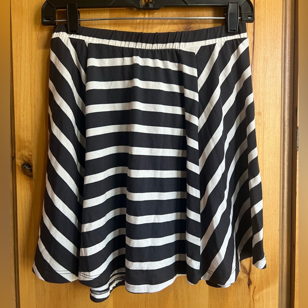 Women’s Mossimo M Skirt Black and White Striped